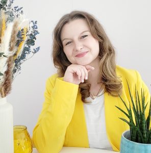 Helena Weber, Gründerin von AzubiStolz und Autorin des Azubimarketing Blogs, im gelben Blazer