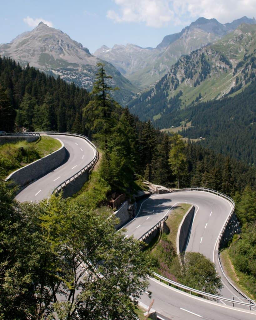 Serpentinenstraße auf einem Bergpass in den Schweizer Alpen