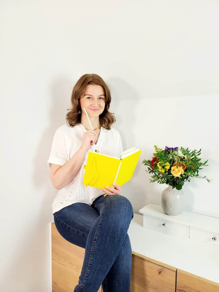 Helena Weber von AzubiStolz mit gelbem Notizbuch – Trainerin für Ausbildungsmarketing in kleinen und mittelständischen Unternehmen