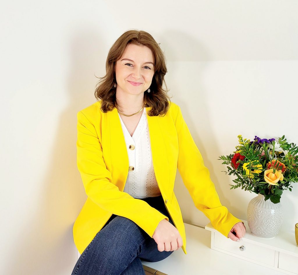 Helena Weber von AzubiStolz im gelben Blazer – Expertin für Azubimarketing und Ausbildungsmarketing für kleine und mittelständische Unternehmen