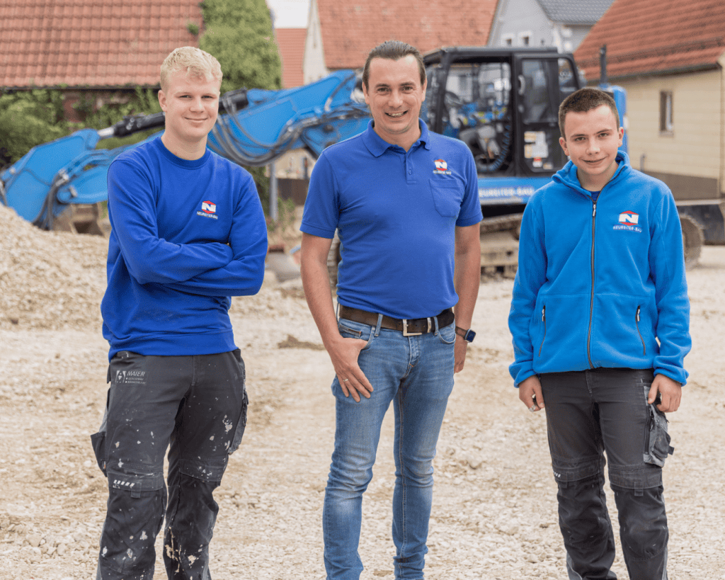 Azubis und Ausbilder eines Bauunternehmens auf der Baustelle als Praxisbeispiel für Ausbildungsmarketing im Mittelstand